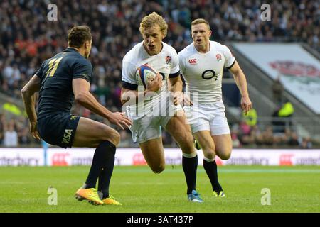 TWICKENHAM, ENGLAND – 09. NOVEMBER: Der englische Billy Twelvetrees, der am 9. November 2013 im Twckenham Stadium in Twickenham, England, ausgetragen wurde, trifft einen Versuch. (Foto: Mitchell Gunn/ESPA)(Foto: © ESPA Photo Agency/Cal Sport Media/ZUMAPRESS.com) Stockfoto