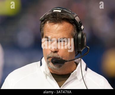 10. November 2013: Indianapolis, OH, Vereinigte Staaten von Amerika - 10. November 2013: St.Louis Rams Cheftrainer Jeff Fisher während des NFL-Spiels zwischen den St. Louis Rams und den Indianapolis Colts im Lucas Oil Stadium in Indianapolis. (Bild: © Aaron Doster/Cal Sport Media/Cal Sport Media/ZUMAPRESS.com) Stockfoto