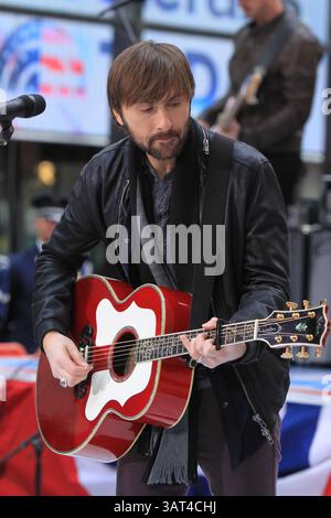 11. November 2013 - New York, New York, USA - DAME VOR DEM BÜRGERKRIEG. Dave Haywood. Spielt auf NBC''Today''Show.11-11-2013. / Fotos 2013.(Bild: © John Barrett/Globe Photos/ZUMAPRESS.com) Stockfoto