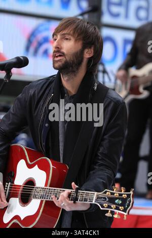 11. November 2013 - New York, New York, USA - DAME VOR DEM BÜRGERKRIEG. Dave Haywood. Spielt auf NBC''Today''Show.11-11-2013. / Fotos 2013.(Bild: © John Barrett/Globe Photos/ZUMAPRESS.com) Stockfoto