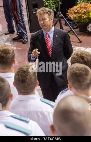 12. November 2013 – Charleston, SC, USA – US-Senator Rand Paul spricht mit Kadetten nach seiner Ansprache in der Zitadelle am 12. November 2013 in Charleston, South Carolina. Paul sagte den Kadetten, dass Hillary Clinton wegen der Bengasi-Affäre von der Präsidentschaftskandidatur ausgeschlossen werden sollte. (Bild: © Richard Ellis/ZUMAPRESS.com) Stockfoto