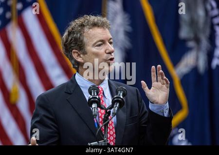 12. November 2013: Charleston, SC, Vereinigte Staaten - US-Senator Rand Paul spricht am 12. November 2013 in Charleston, South Carolina vor dem Corps of Cadets. Paul sagte den Kadetten, dass Hillary Clinton wegen der Bengasi-Affäre von der Präsidentschaftskandidatur ausgeschlossen werden sollte. (Bild: © Richard Ellis/ZUMAPRESS.com) Stockfoto