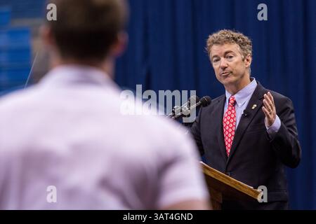 12. November 2013 – Charleston, SC, USA – US-Senator Rand Paul beantwortet Fragen des Corps of Cadets in der Zitadelle am 12. November 2013 in Charleston, South Carolina. Paul sagte den Kadetten, dass Hillary Clinton wegen der Bengasi-Affäre von der Präsidentschaftskandidatur ausgeschlossen werden sollte. (Bild: © Richard Ellis/ZUMAPRESS.com) Stockfoto