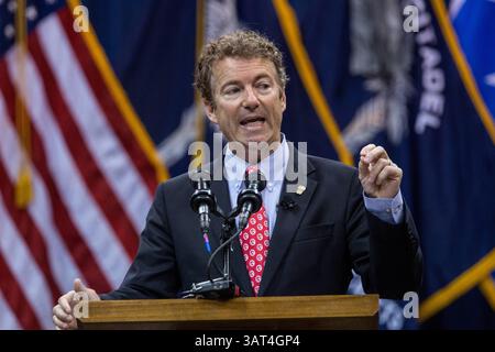 12. November 2013: Charleston, SC, Vereinigte Staaten - US-Senator Rand Paul spricht am 12. November 2013 in Charleston, South Carolina vor dem Corps of Cadets. Paul sagte den Kadetten, dass Hillary Clinton wegen der Bengasi-Affäre von der Präsidentschaftskandidatur ausgeschlossen werden sollte. (Bild: © Richard Ellis/ZUMAPRESS.com) Stockfoto