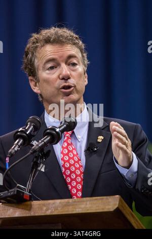 12. November 2013: Charleston, SC, Vereinigte Staaten - US-Senator Rand Paul spricht am 12. November 2013 in Charleston, South Carolina vor dem Corps of Cadets. Paul sagte den Kadetten, dass Hillary Clinton wegen der Bengasi-Affäre von der Präsidentschaftskandidatur ausgeschlossen werden sollte. (Bild: © Richard Ellis/ZUMAPRESS.com) Stockfoto