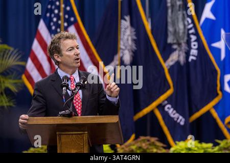 12. November 2013: Charleston, SC, Vereinigte Staaten - US-Senator Rand Paul spricht am 12. November 2013 in Charleston, South Carolina vor dem Corps of Cadets. Paul sagte den Kadetten, dass Hillary Clinton wegen der Bengasi-Affäre von der Präsidentschaftskandidatur ausgeschlossen werden sollte. (Bild: © Richard Ellis/ZUMAPRESS.com) Stockfoto