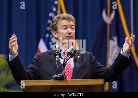 12. November 2013: Charleston, SC, Vereinigte Staaten - US-Senator Rand Paul spricht am 12. November 2013 in Charleston, South Carolina vor dem Corps of Cadets. Paul sagte den Kadetten, dass Hillary Clinton wegen der Bengasi-Affäre von der Präsidentschaftskandidatur ausgeschlossen werden sollte. (Bild: © Richard Ellis/ZUMAPRESS.com) Stockfoto