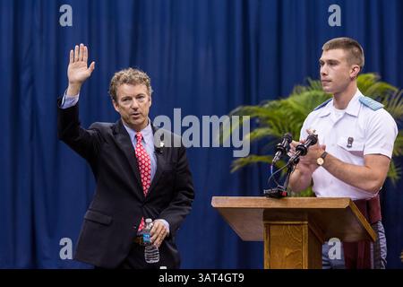 12. November 2013: Charleston, SC, Vereinigte Staaten - US-Senator Rand Paul winkt nach einer Rede vor dem Corps of Cadets in der Zitadelle am 12. November 2013 in Charleston, South Carolina. Paul sagte den Kadetten, dass Hillary Clinton wegen der Bengasi-Affäre von der Präsidentschaftskandidatur ausgeschlossen werden sollte. (Bild: © Richard Ellis/ZUMAPRESS.com) Stockfoto