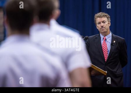 12. November 2013 – Charleston, SC, USA – US-Senator Rand Paul beantwortet Fragen des Corps of Cadets in der Zitadelle am 12. November 2013 in Charleston, South Carolina. Paul sagte den Kadetten, dass Hillary Clinton wegen der Bengasi-Affäre von der Präsidentschaftskandidatur ausgeschlossen werden sollte. (Bild: © Richard Ellis/ZUMAPRESS.com) Stockfoto