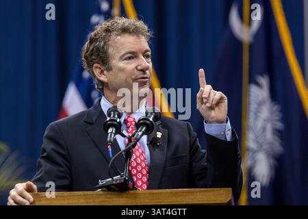 12. November 2013: Charleston, SC, Vereinigte Staaten - US-Senator Rand Paul spricht am 12. November 2013 in Charleston, South Carolina vor dem Corps of Cadets. Paul sagte den Kadetten, dass Hillary Clinton wegen der Bengasi-Affäre von der Präsidentschaftskandidatur ausgeschlossen werden sollte. (Bild: © Richard Ellis/ZUMAPRESS.com) Stockfoto