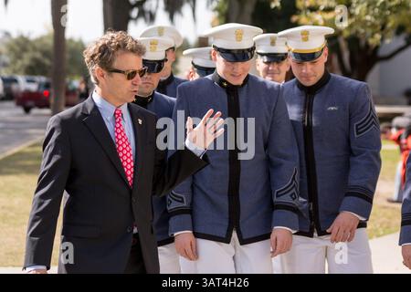 12. November 2013 – Charleston, SC, USA – US-Senator Rand Paul spricht mit Kadetten während einer Tour durch die Zitadelle am 12. November 2013 in Charleston, South Carolina. Paul sagte den Kadetten, dass Hillary Clinton wegen der Bengasi-Affäre von der Präsidentschaftskandidatur ausgeschlossen werden sollte. (Bild: © Richard Ellis/ZUMAPRESS.com) Stockfoto