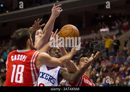 13. November 2013: Tony Wroten (8) der Philadelphia 76ers, der kleine Stürmer Omri Casspi (18), der Center Omer Asik (3) und der Point Guard Jeremy Lin (7) verfolgen den Ball während des NBA-Spiels zwischen den Houston Rockets und den Philadelphia 76ers im Wells Fargo Center in Philadelphia, Pennsylvania. (Christopher Szagola/Cal Sport Media)(Bild: © Chris Szagola/Cal Sport Media/ZUMAPRESS.com) Stockfoto