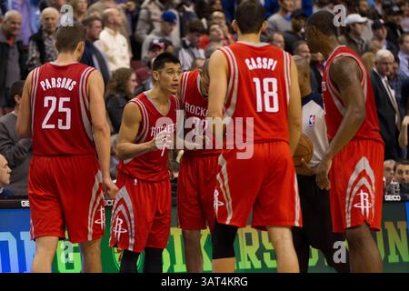 13. November 2013: Jeremy Lin (7) spricht mit seinen Mannschaftskameraden, dem Small Forward Chandler Parsons (25), dem Shooting Guard Francisco Garcia (32), dem Small Forward Omri Casspi (18) und dem Power Forward Terrence Jones (6), während des NBA-Spiels zwischen den Houston Rockets und den Philadelphia 76ers im Wells Fargo Center in Philadelphia, Pennsylvania. Die 76er gewinnen 123-117 in Überstunden. (Christopher Szagola/Cal Sport Media)(Bild: © Chris Szagola/Cal Sport Media/ZUMAPRESS.com) Stockfoto
