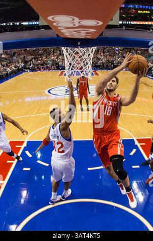 13. November 2013: Omri Casspi (18) der Houston Rockets Small Forward (76 12) stürzt sich im NBA-Spiel zwischen den Houston Rockets und den Philadelphia 76ers im Wells Fargo Center in Philadelphia. Die 76er gewinnen 123-117 in Überstunden. (Christopher Szagola/Cal Sport Media)(Bild: © Chris Szagola/Cal Sport Media/ZUMAPRESS.com) Stockfoto