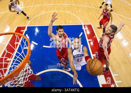 13. November 2013: Evan Turner aus Philadelphia 76ers (12) spaltet sich zwischen Omri Casspi (18) und Chandler Parsons (25) im NBA-Spiel zwischen den Houston Rockets und den Philadelphia 76ers im Wells Fargo Center in Philadelphia, Pennsylvania. Die 76er gewinnen 123-117 in Überstunden. (Christopher Szagola/Cal Sport Media)(Bild: © Chris Szagola/Cal Sport Media/ZUMAPRESS.com) Stockfoto
