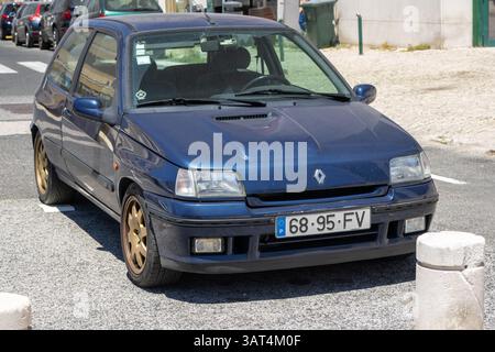 Vorderansicht eines dunkelblauen renault clio auf der Straße, der sein Design und seinen Zustand an einem sonnigen Tag zeigt Stockfoto