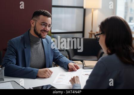 Unternehmer Spricht Mit Kollegen Während Eines Geschäftsgesprächs Stockfoto