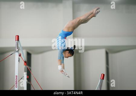 ANTALYA, TURKIYE - 22. MÄRZ 2025: Jayla HANG tritt an den unebenen Bars bei der FIG Artistic Gymnastics Apparate World Cup 2025 in Antalya auf Stockfoto