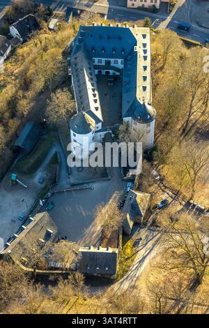 Luftbild, Burg Bilstein, Jugendherberge und historische Sehenswürdigkeiten, Bilstein, Lennestadt, Sauerland, Nordrhein-Westfalen, Deutschland ACHTUNGxMINDESTHONORARx60xEURO *** Luftansicht, Schloss Bilstein, Jugendherberge und historische Sehenswürdigkeit, Bilstein, Lennestadt, Sauerland, Nordrhein-Westfalen, Deutschland ATTENTIONxMINDESTHONORARx60xEURO Stockfoto