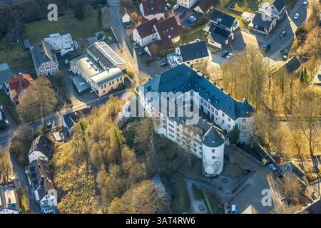 Luftbild, Burg Bilstein, Jugendherberge und historische Sehenswürdigkeiten, Bilstein, Lennestadt, Sauerland, Nordrhein-Westfalen, Deutschland ACHTUNGxMINDESTHONORARx60xEURO *** Luftansicht, Schloss Bilstein, Jugendherberge und historische Sehenswürdigkeit, Bilstein, Lennestadt, Sauerland, Nordrhein-Westfalen, Deutschland ATTENTIONxMINDESTHONORARx60xEURO Stockfoto