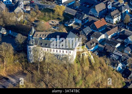 Luftbild, Burg Bilstein, Jugendherberge und historische Sehenswürdigkeiten, Bilstein, Lennestadt, Sauerland, Nordrhein-Westfalen, Deutschland ACHTUNGxMINDESTHONORARx60xEURO *** Luftansicht, Schloss Bilstein, Jugendherberge und historische Sehenswürdigkeit, Bilstein, Lennestadt, Sauerland, Nordrhein-Westfalen, Deutschland ATTENTIONxMINDESTHONORARx60xEURO Stockfoto