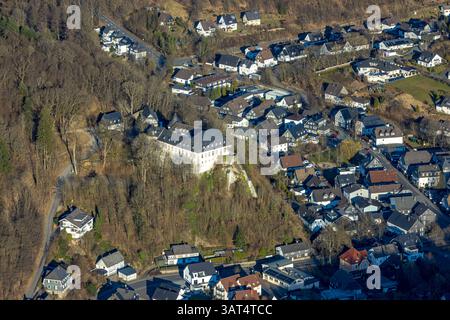 Luftbild, Burg Bilstein, Jugendherberge und historische Sehenswürdigkeiten, Bilstein, Lennestadt, Sauerland, Nordrhein-Westfalen, Deutschland ACHTUNGxMINDESTHONORARx60xEURO *** Luftansicht, Schloss Bilstein, Jugendherberge und historische Sehenswürdigkeit, Bilstein, Lennestadt, Sauerland, Nordrhein-Westfalen, Deutschland ATTENTIONxMINDESTHONORARx60xEURO Stockfoto