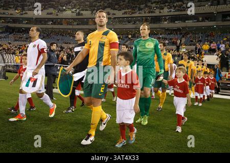 11. Juni 2013 – Etihad Stadium, Victoria, Australien – Lucas NEILL führt die australische Mannschaft im Etihad Stadium, Melbourne, Australien, zum Qualifikationsspiel der vierten FIFA-Weltmeisterschaft 2014, auf das Feld. (Bild: © Sydney Low/ZUMAPRESS.com) Stockfoto