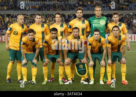 11. Juni 2013 – Etihad Stadium, Victoria, Australien – das australische Team posiert für ein Teamfoto vor dem Qualifikationsspiel der vierten Runde zur FIFA-Weltmeisterschaft 2014 zwischen Australien und Jordanien im Etihad Stadium, Melbourne, Australien. (Bild: © Sydney Low/ZUMAPRESS.com) Stockfoto