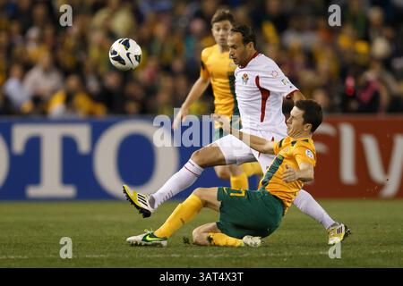 11. Juni 2013 – Etihad Stadium, Victoria, Australien – Matthew MCKAY aus Australien gibt in einem Qualifikationsspiel zur FIFA-Weltmeisterschaft 2014 im Etihad Stadium, Melbourne, Australien den Ball frei. (Bild: © Sydney Low/ZUMAPRESS.com) Stockfoto