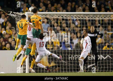 11. Juni 2013 - Etihad Stadium, Victoria, Australien - Sasa OGNENOVSKI aus Australien führt den Ball in einem Qualifikationsspiel der vierten Runde der FIFA-Weltmeisterschaft 2014 zwischen Australien und Jordanien im Etihad Stadium, Melbourne, Australien. (Bild: © Sydney Low/ZUMAPRESS.com) Stockfoto