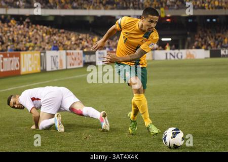11. Juni 2013 – Etihad Stadium, Victoria, Australien – Tim CAHILL aus Australien gewinnt den Ball in einem Qualifikationsspiel der vierten Runde zur FIFA-Weltmeisterschaft 2014 zwischen Australien und Jordanien im Etihad Stadium, Melbourne, Australien. (Bild: © Sydney Low/ZUMAPRESS.com) Stockfoto