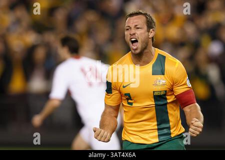 11. Juni 2013 - Etihad Stadium, Victoria, Australien - Lucas NEILL (C) feiert sein erstes Tor für Australien nach einundneunzig Spielen in einem Qualifikationsspiel der vierten FIFA-Weltmeisterschaft 2014 zwischen Australien und Jordanien im Etihad Stadium, Melbourne, Australien. (Bild: © Sydney Low/ZUMAPRESS.com) Stockfoto