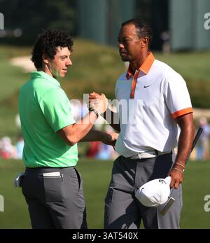 12. Juni 2013 - Ardmore, Pennsylvania, USA - RORY MCILROY, links, schüttelt nach einer Übungsrunde für die U.S. Open im Merion Golf Club am Mittwoch die Hand mit TIGER WOODS. (Bild: © Michael Bryant/MCT/ZUMAPRESS.com) Stockfoto