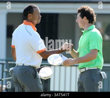 12. Juni 2013 - Ardmore, Pennsylvania, USA - TIGER WOODS, links, schüttelt RORY MCILROY nach einer Übungsrunde für die U.S. Open im Merion Golf Club am Mittwoch die Hand. (Kreditbild: © Clem Murray/MCT/ZUMAPRESS.com) Stockfoto