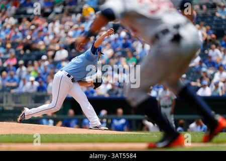 12. Juni 2013 – Kansas City, MO, Vereinigte Staaten von Amerika – 12. Juni 2013: James Shields #33 der Kansas City Royals-Plätze im ersten Inning während des MLB-Spiels zwischen den Detroit Tigers und den Kansas City Royals im Kauffman Stadium in Kansas City MO(Credit Image: © Kyle Rivas/Cal Sport Media/ZUMAPRESS.com) Stockfoto
