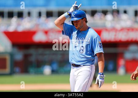 12. Juni 2013 – Kansas City, MO, Vereinigte Staaten von Amerika – 12. Juni 2013: Mike Moustakas #8 der Kansas City Royals in Aktion während des MLB-Spiels zwischen den Detroit Tigers und den Kansas City Royals im Kauffman Stadium in Kansas City (Foto: © Kyle Rivas/Cal Sport Media/ZUMAPRESS.com) Stockfoto