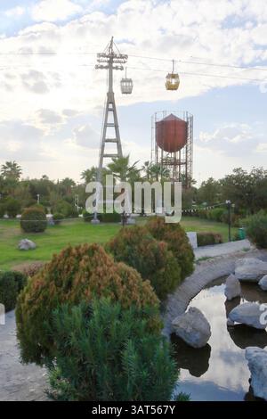 Erbil, Arbil, Kurdistan im Irak - 20. November 2024: Der Shanadar Shanidar Park mit Seilbahn im Zentrum der Stadt Stockfoto