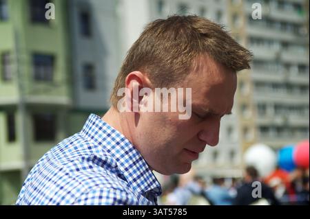 12. Juni 2013 - Moskau, Russland - der russische Oppositionsführer Alexej Nawalny im märz durch das Moskauer Stadtzentrum am Mittwoch, 12. Juni 2013. Tausende russischer Oppositionsaktivisten marschieren durch Moskau, um die autoritäre Herrschaft von Präsident Wladimir Putins zu beklagen und die Freilassung von Personen zu fordern, die sie als politische Gefangene betrachten. März unterstützt 27 Menschen, die wegen eines Protests angeklagt werden, der am Vorabend von Putins Amtseinführung am 6. Mai 2012 gewalttätig wurde. (Bild: © Anna Sergeeva/ZUMAPRESS.com) Stockfoto