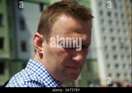 12. Juni 2013 - Moskau, Russland - der russische Oppositionsführer Alexej Nawalny im märz durch das Moskauer Stadtzentrum am Mittwoch, 12. Juni 2013. Tausende russischer Oppositionsaktivisten marschieren durch Moskau, um die autoritäre Herrschaft von Präsident Wladimir Putins zu beklagen und die Freilassung von Personen zu fordern, die sie als politische Gefangene betrachten. März unterstützt 27 Menschen, die wegen eines Protests angeklagt werden, der am Vorabend von Putins Amtseinführung am 6. Mai 2012 gewalttätig wurde. (Bild: © Anna Sergeeva/ZUMAPRESS.com) Stockfoto