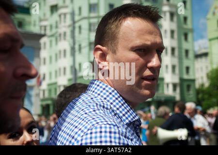 12. Juni 2013 - Moskau, Russland - der russische Oppositionsführer Alexej Nawalny im märz durch das Moskauer Stadtzentrum am Mittwoch, 12. Juni 2013. Tausende russischer Oppositionsaktivisten marschieren durch Moskau, um die autoritäre Herrschaft von Präsident Wladimir Putins zu beklagen und die Freilassung von Personen zu fordern, die sie als politische Gefangene betrachten. März unterstützt 27 Menschen, die wegen eines Protests angeklagt werden, der am Vorabend von Putins Amtseinführung am 6. Mai 2012 gewalttätig wurde. (Bild: © Anna Sergeeva/ZUMAPRESS.com) Stockfoto