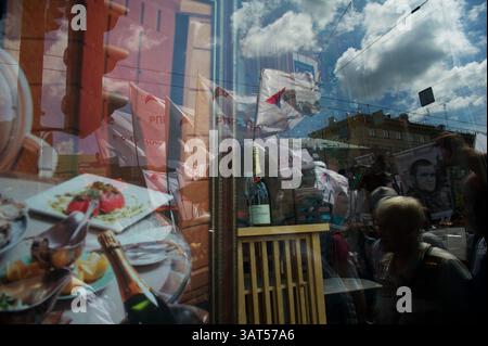 12. Juni 2013 - Moskau, Russland - Reflexion der russischen Oppositionellen während eines marsches durch die Moskauer Innenstadt am Mittwoch, 12. Juni 2013. Tausende russischer Oppositionsaktivisten marschieren durch Moskau, um die autoritäre Herrschaft von Präsident Wladimir Putins zu beklagen und die Freilassung von Personen zu fordern, die sie als politische Gefangene betrachten. März unterstützt 27 Menschen, die wegen eines Protests angeklagt werden, der am Vorabend von Putins Amtseinführung am 6. Mai 2012 gewalttätig wurde. (Bild: © Anna Sergeeva/ZUMAPRESS.com) Stockfoto