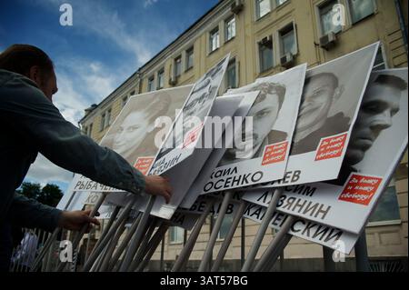 12. Juni 2013 - Moskau, Russland - Porträts politischer Gefangener während eines marsches der russischen Opposition durch das Moskauer Stadtzentrum am Mittwoch. Tausende russischer Oppositionsaktivisten marschieren durch Moskau, um die autoritäre Herrschaft von Präsident Wladimir Putins zu beklagen und die Freilassung von Personen zu fordern, die sie als politische Gefangene betrachten. (Bild: © Anna Sergeeva/ZUMAPRESS.com) Stockfoto
