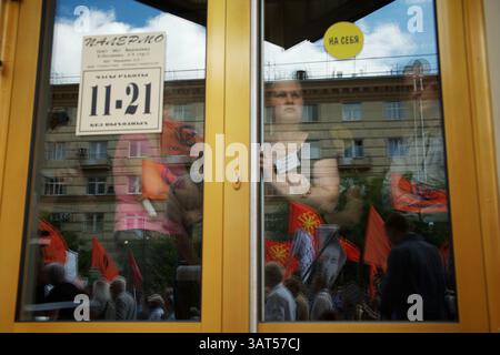 12. Juni 2013 - Moskau, Russland - Menschen sehen russische Oppositionelle während eines marschs durch das Moskauer Stadtzentrum am Mittwoch. Tausende russischer Oppositionsaktivisten marschieren durch Moskau, um die autoritäre Herrschaft von Präsident Wladimir Putins zu beklagen und die Freilassung von Personen zu fordern, die sie als politische Gefangene betrachten. (Bild: © Anna Sergeeva/ZUMAPRESS.com) Stockfoto