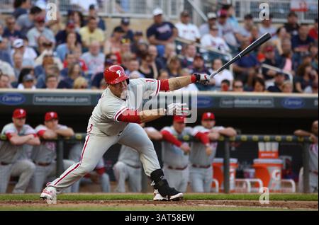 Juni 2013 – Minneapolis, MN, USA S - 13. Juni 2013: Humberto Quintero (12) wird während des Major League Baseballspiels zwischen den Minnesota Twins und den Philadelphia Phillies im Target Field in Minneapolis, Minn, gezeigt. Philadelphia besiegte Minnesota mit 3:2.(Bild: © Andy Blenkush/Cal Sport Media/ZUMAPRESS.com) Stockfoto