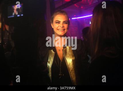 Juni 2013 - London, England - nur US Sales....12. Juni 2013, London....Cara Delevingne bei der DKNY Artworks-Markteinführung am 12. Juni 2013 in London (Credit Image: © Famous/Ace Pictures/ZUMAPRESS.com) Stockfoto
