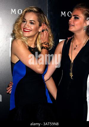 Juni 2013 - London, England - nur US Sales....12. Juni 2013, London....Rita ora und Cara Delevingne beim DKNY Artworks Launch am 12. Juni 2013 in London (Credit Image: © Famous/Ace Pictures/ZUMAPRESS.com) Stockfoto