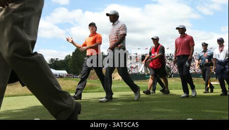 14. Juni 2013 - Ardmore, PA, USA - Rory McIlroy, links, spricht mit Tiger Woods, Mitte, während sie während der zweiten Runde der U.S. Open 2013 auf dem Merion Golf Club East Course in Ardmore, Pennsylvania, am Freitag, den 14. Juni 2013 in Richtung 18. Fairway gehen. (Bild: © Michael Bryant/MCT/ZUMAPRESS.com) Stockfoto