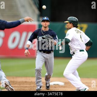 15. Juni 2013: Oakland, CA, USA – der Coco Crisp von Oakland Athletics, Right, ist in einem Zusammenbruch zwischen der ersten und zweiten Basis gefangen, als Brendan Ryan (26) den Ball bekommt, um ihn im sechsten Inning im O.Co Coliseum in Oakland, Kalifornien, am Samstag, den 15. Juni 2013 zu treffen. Seattle gewann mit 4:0. (Kreditbild: © Ray Chavez/MCT/ZUMAPRESS.com) Stockfoto