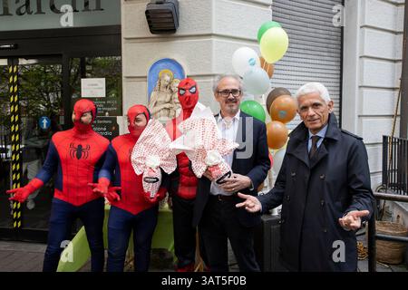 Mailand, Italien. April 2025. Nella foto Francesco Iandola Presidente Fondazione de Marchi, Alessandro Stocco Direttore Generale Policlinico Milano - Italia - Cronaca Venerdì, 18. April 2025 (Foto di Marco Ottico/Lapresse) Fondazione de Marchi organisiert den Abstieg vom Dach des Spinnenmannes, um Ostereier an die Kinder der Policlinic Mailand - Italien - News Freitag, 18. April 2025 (Foto Stockfoto