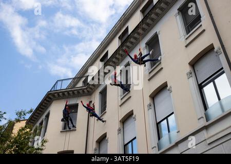 Mailand, Italien. April 2025. Fondazione de Marchi organizza la discesa dal tetto degli Spider man per la consegna delle uova di Pasqua ai bambini del Policlinico Milano - Italia - Cronaca Venerdì, 18 April, 2025 (Foto di Marco Ottico/Lapresse) Fondazione de Marchi organisiert den Abstieg vom Dach des Spider man, um Ostereier an die Kinder der Policlinic Mailand zu liefern (Foto von Marco Alresse, 18. April 2025) Stockfoto